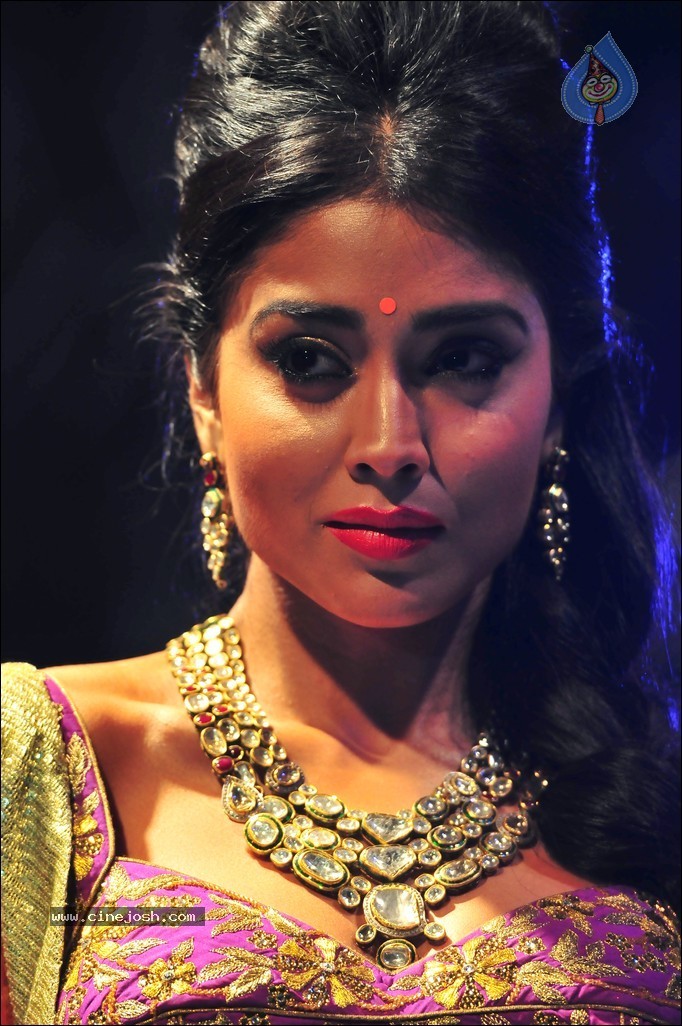 Shriya Ramp Walk Stills - 6 / 46 photos