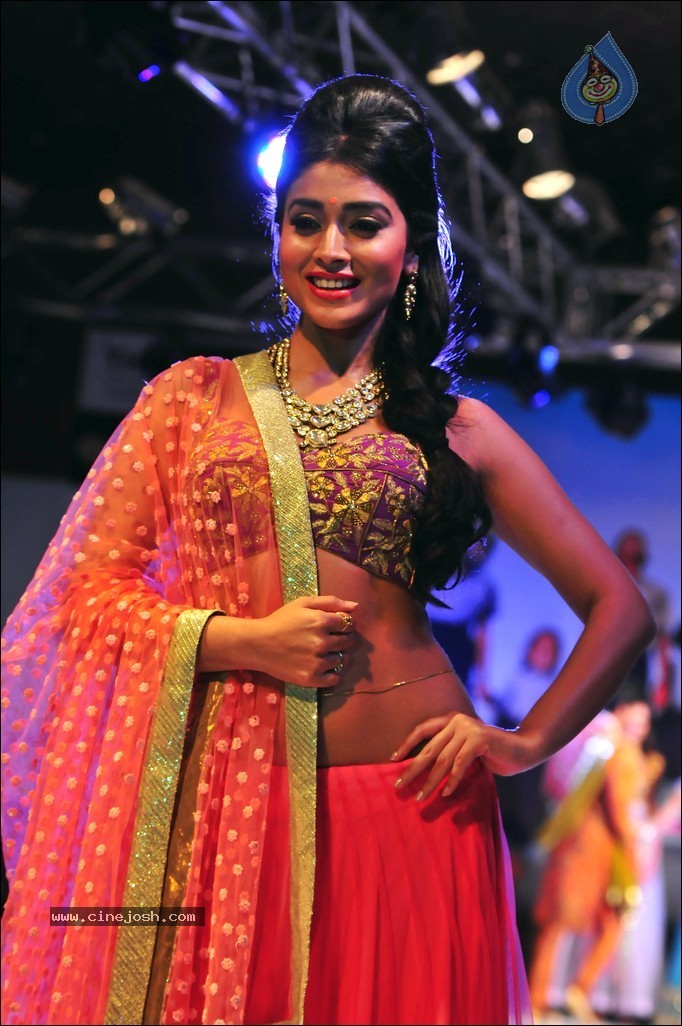 Shriya Ramp Walk Stills - 13 / 46 photos