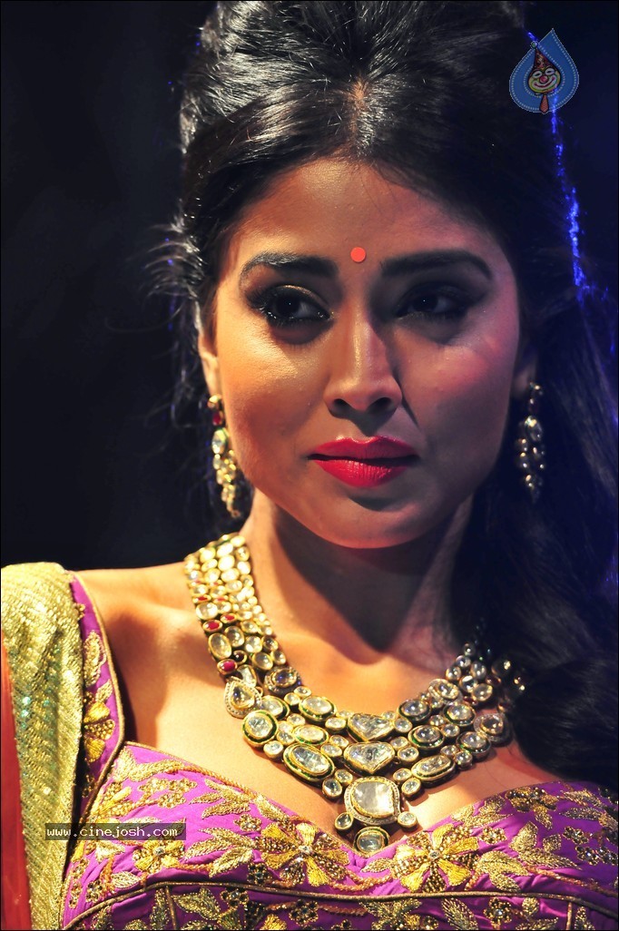 Shriya Ramp Walk Stills - 16 / 46 photos
