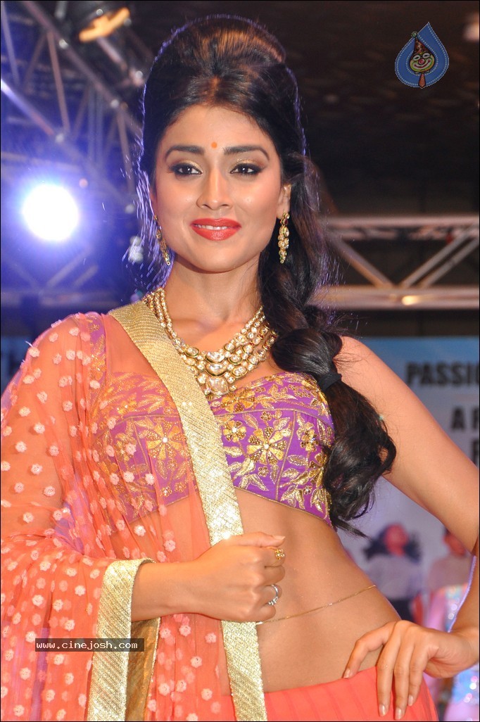 Shriya Ramp Walk Stills - 24 / 46 photos