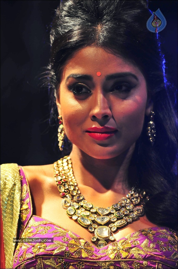Shriya Ramp Walk Stills - 25 / 46 photos