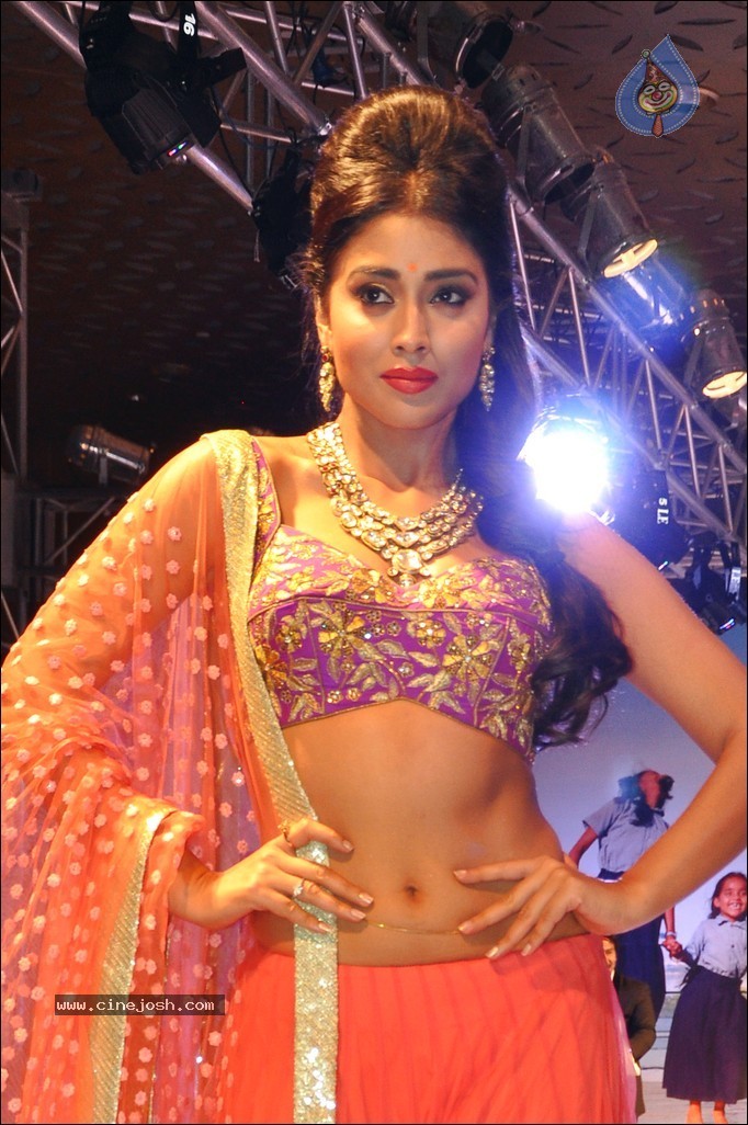 Shriya Ramp Walk Stills - 26 / 46 photos