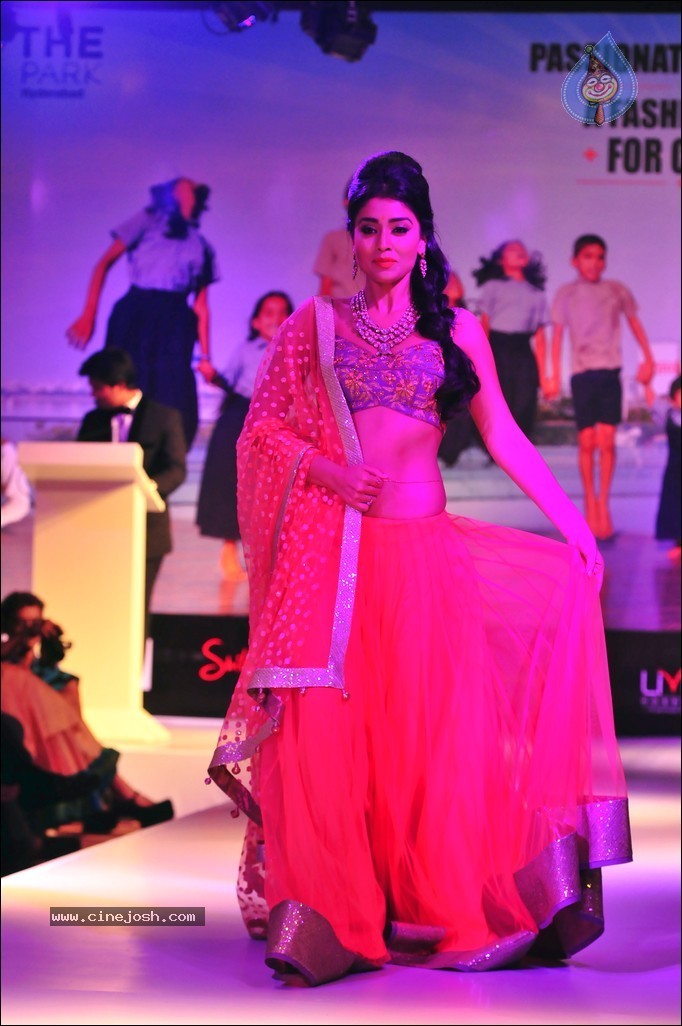 Shriya Ramp Walk Stills - 28 / 46 photos