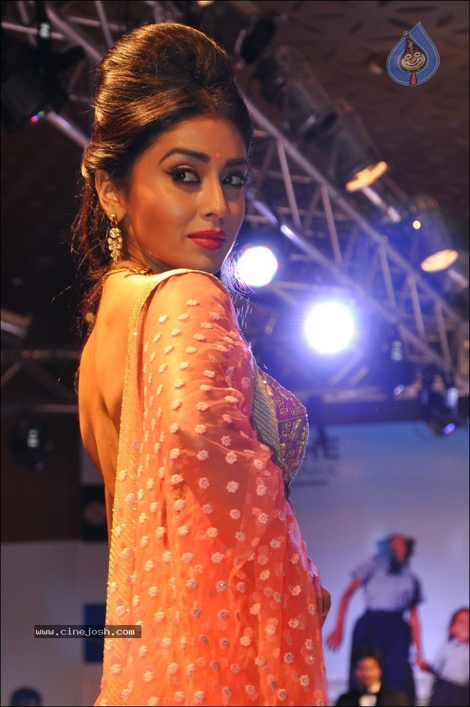 Shriya Ramp Walk Stills - 32 / 46 photos