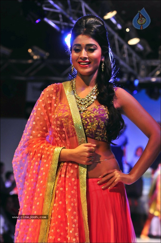 Shriya Ramp Walk Stills - 33 / 46 photos