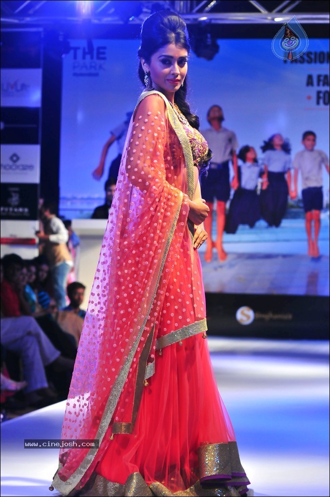 Shriya Ramp Walk Stills - 36 / 46 photos