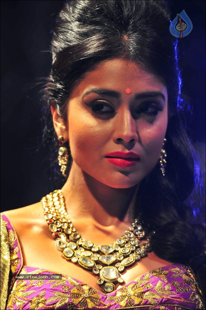Shriya Ramp Walk Stills - 41 / 46 photos