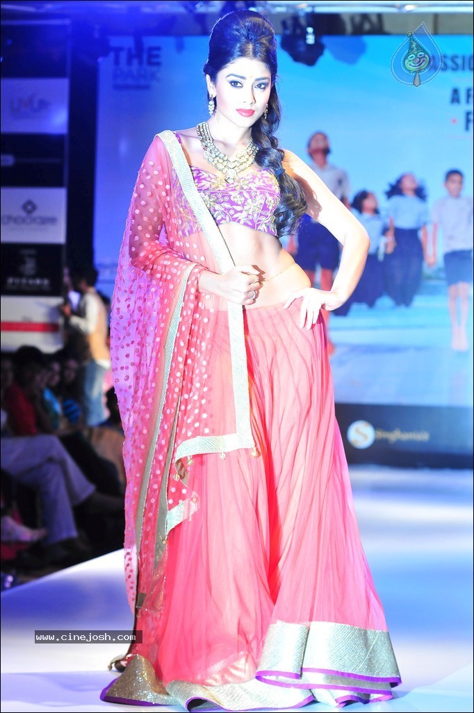 Shriya Ramp Walk Stills - 42 / 46 photos