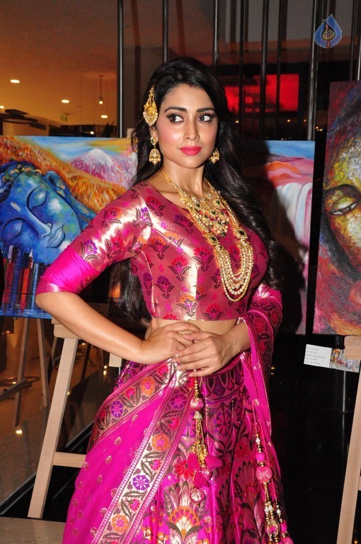 Shriya Saran New Pics - 22 / 42 photos