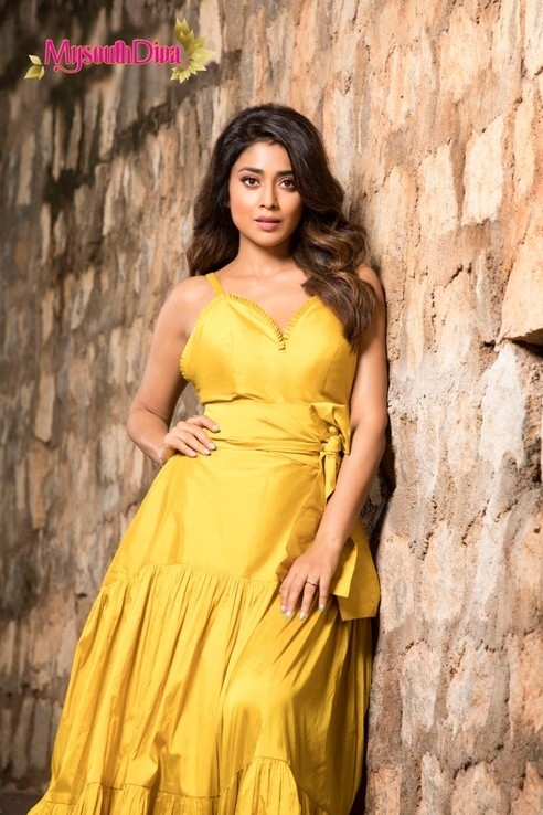 Shriya Saran Photos - 4 / 11 photos
