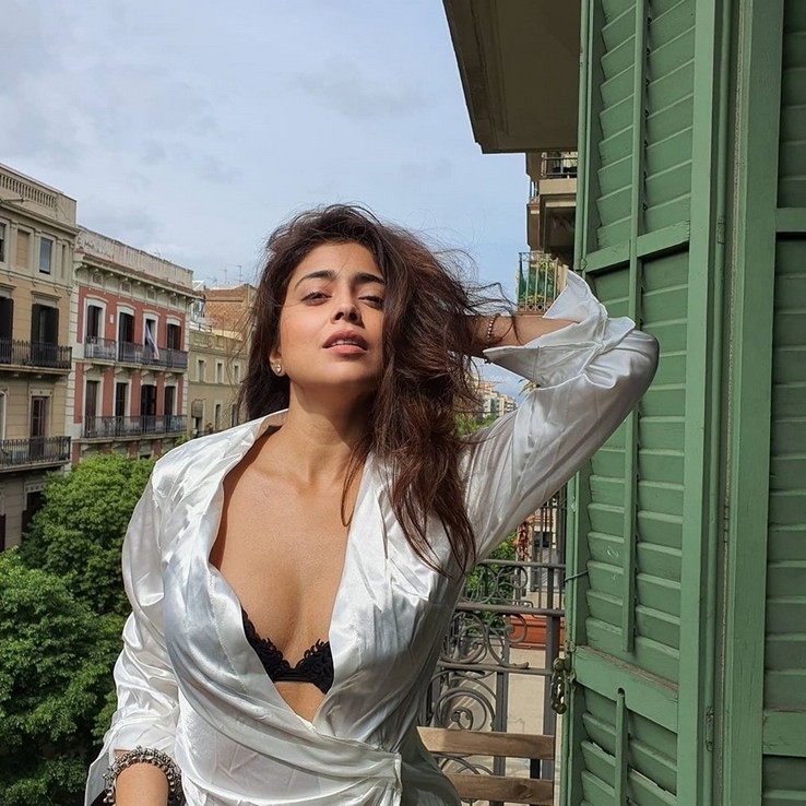 Shriya Saran Photos - 1 / 5 photos