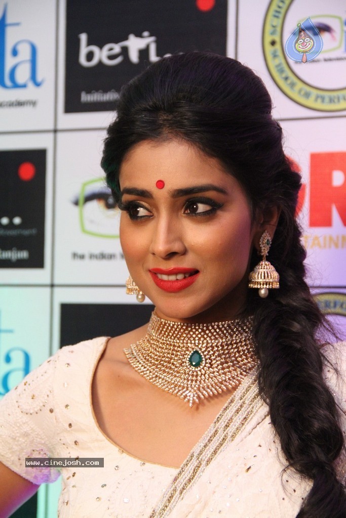 Shriya Saran Spicy Stills - 39 / 111 photos