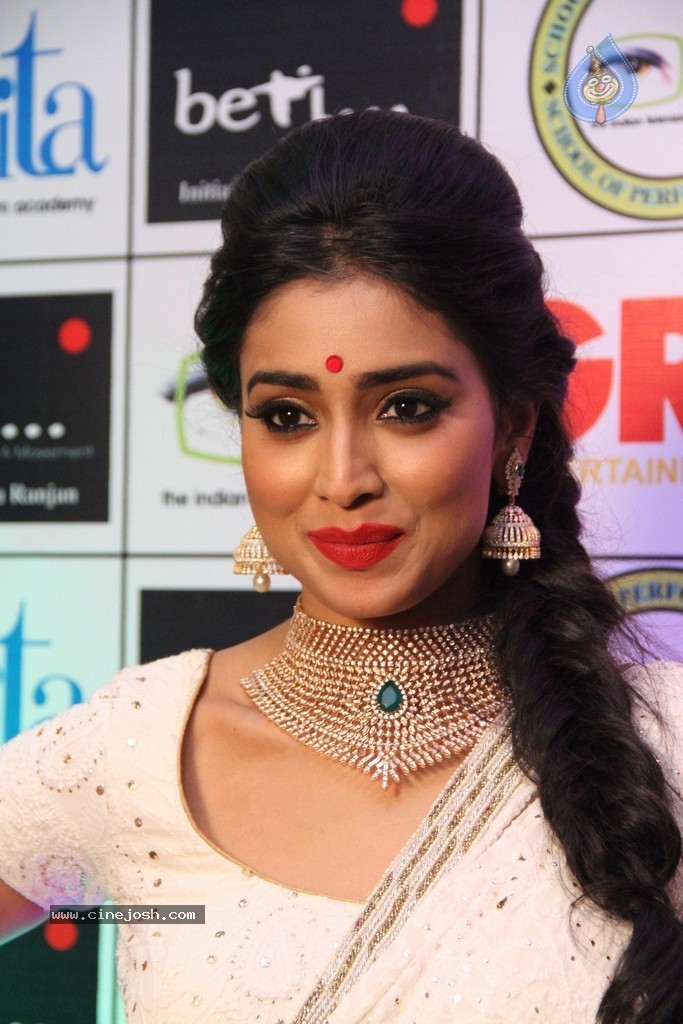Shriya Saran Spicy Stills - 53 / 111 photos