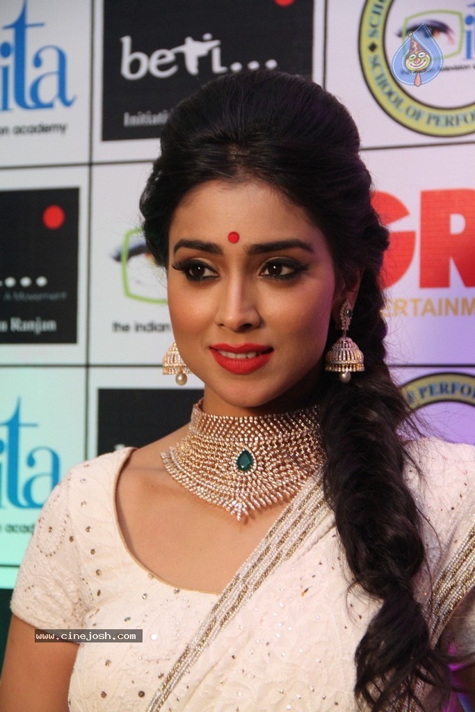 Shriya Saran Spicy Stills - 60 / 111 photos