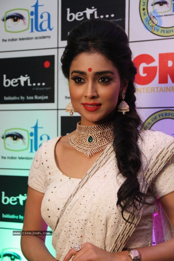 Shriya Saran Spicy Stills - 79 / 111 photos