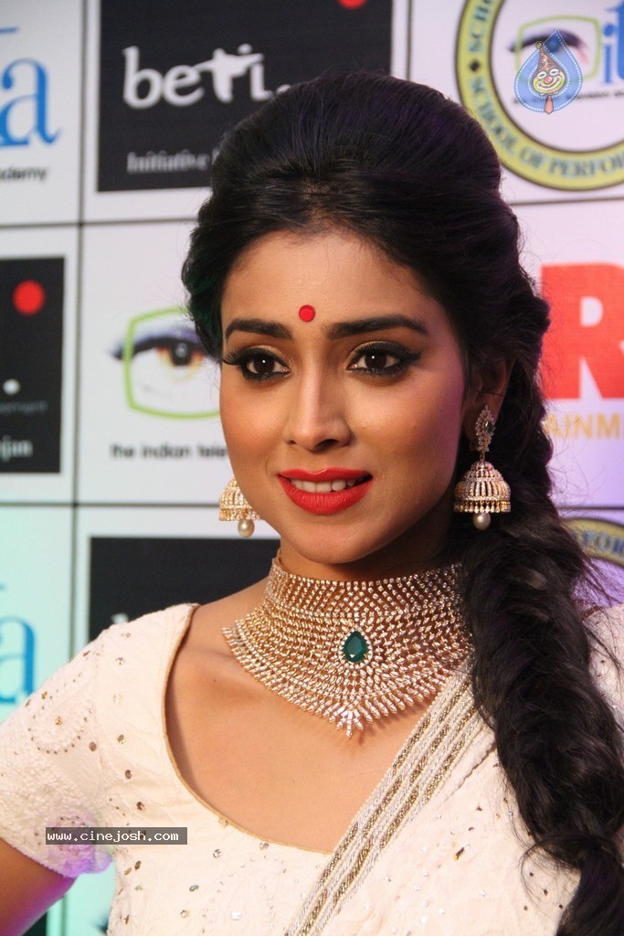 Shriya Saran Spicy Stills - 88 / 111 photos