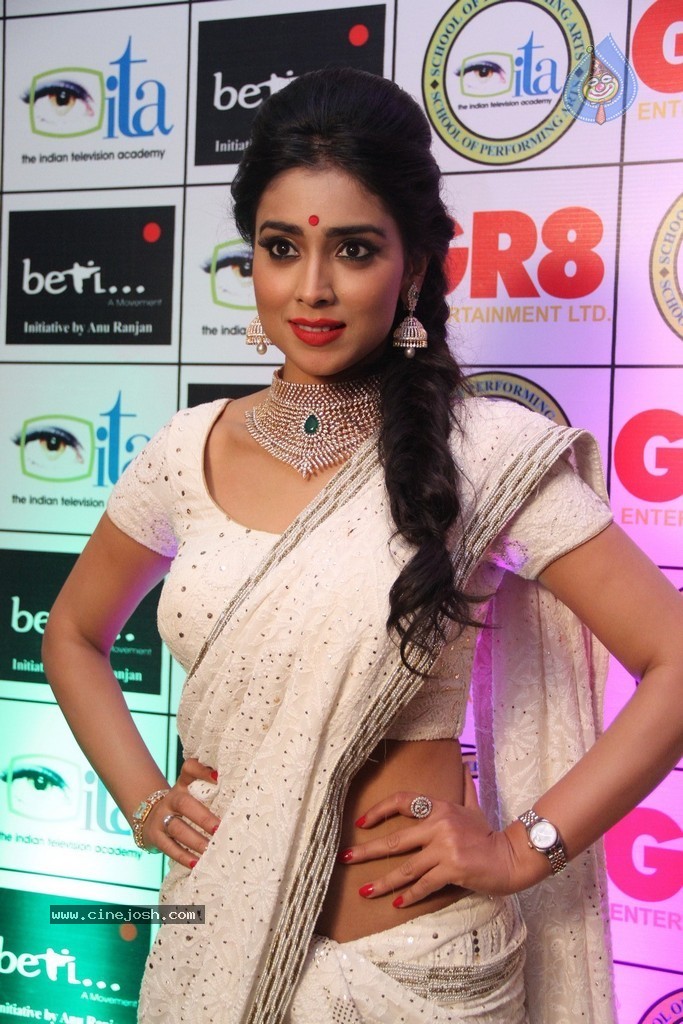 Shriya Saran Spicy Stills - 108 / 111 photos