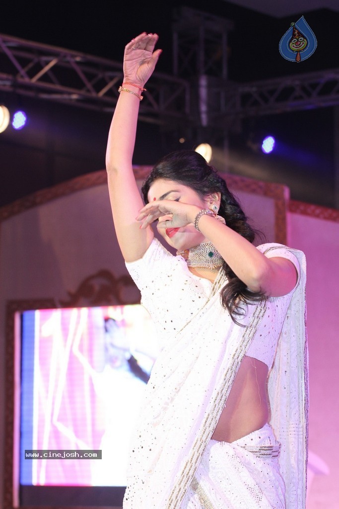 Shriya Saran Spicy Stills - 109 / 111 photos