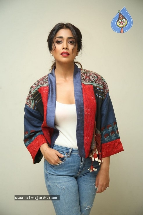 Shriya Saran Stills - 30 / 40 photos