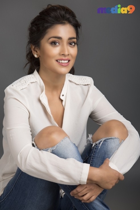 Shriya Saran Stills - 23 / 32 photos