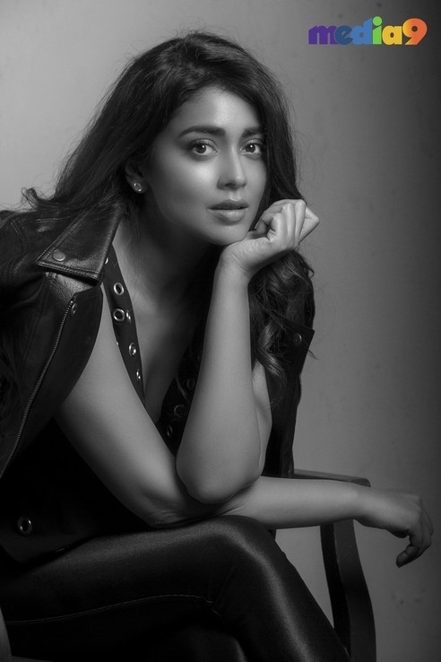 Shriya Saran Stills - 32 / 32 photos