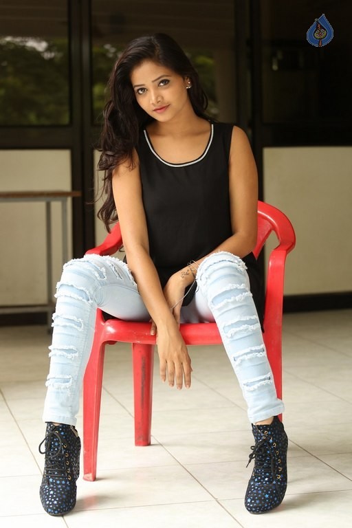 Shriya Vyas New Gallery - 10 / 42 photos