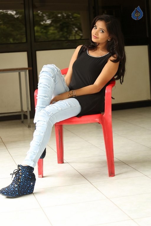 Shriya Vyas New Gallery - 11 / 42 photos