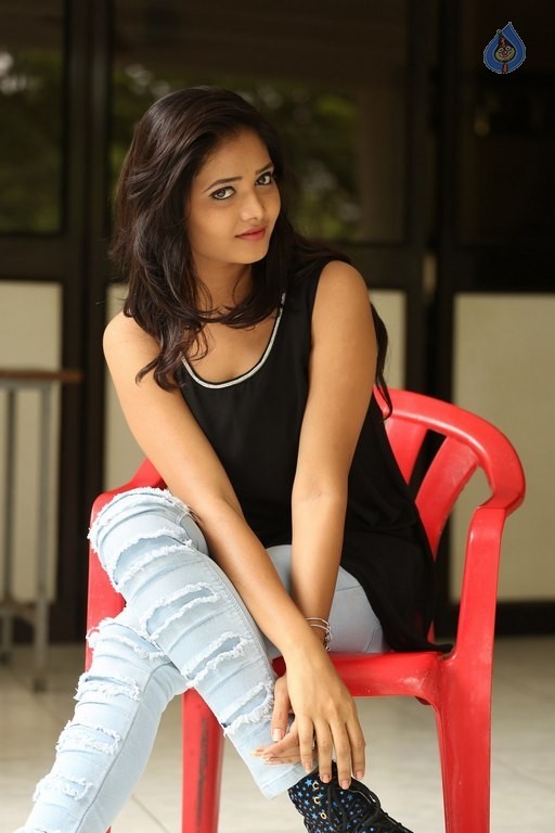 Shriya Vyas New Gallery - 25 / 42 photos