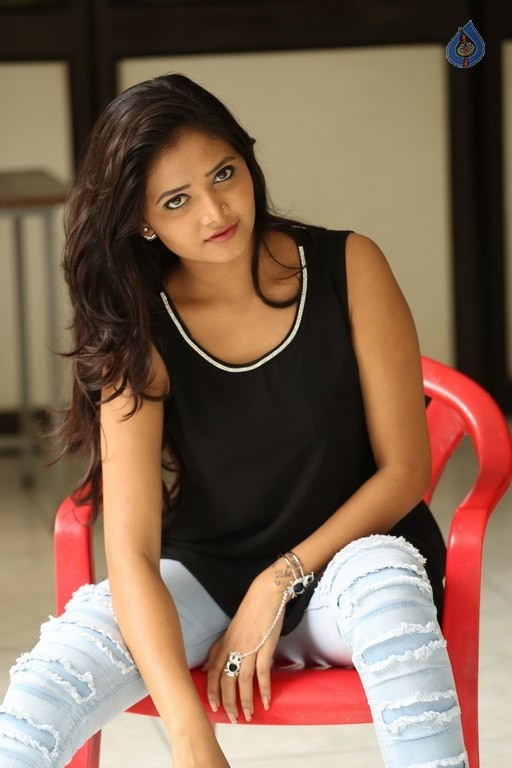 Shriya Vyas New Gallery - 26 / 42 photos