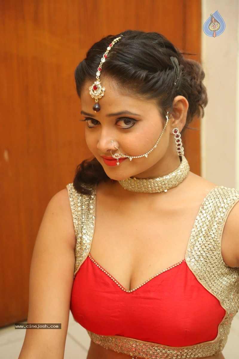 Shriya Vyas Hot Photos - 25 / 64 photos