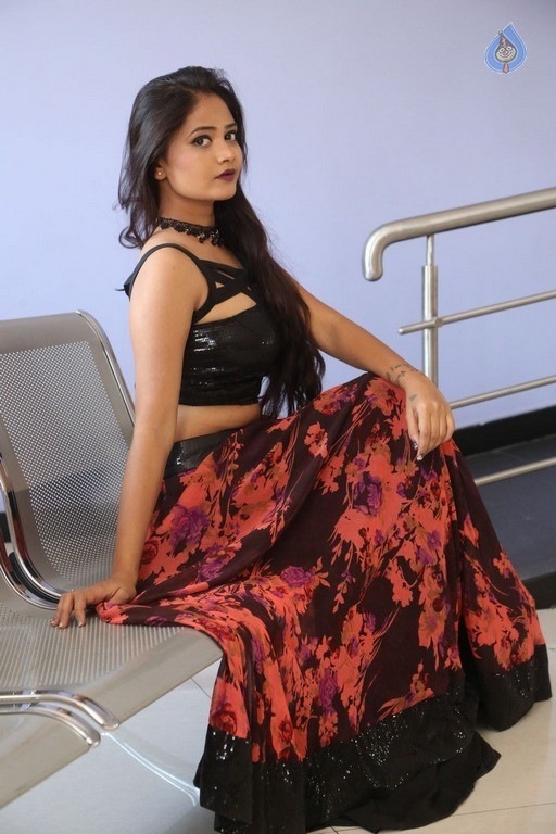 Shriya Vyas New Pics - 10 / 42 photos