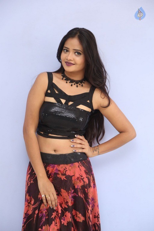 Shriya Vyas New Pics - 25 / 42 photos