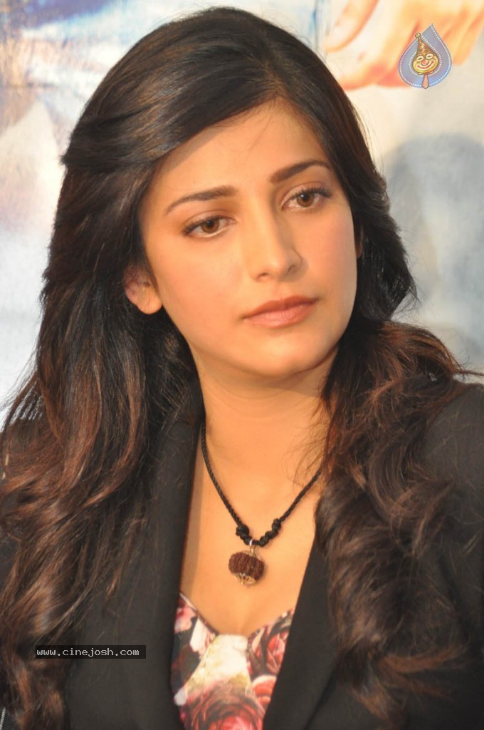 Shruthi Hassan New Stills - 13 / 78 photos