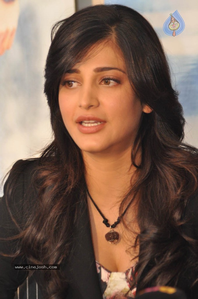 Shruthi Hassan New Stills - 25 / 78 photos