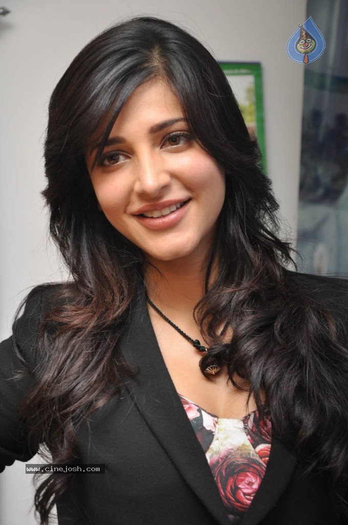 Shruthi Hassan New Stills - 71 / 78 photos