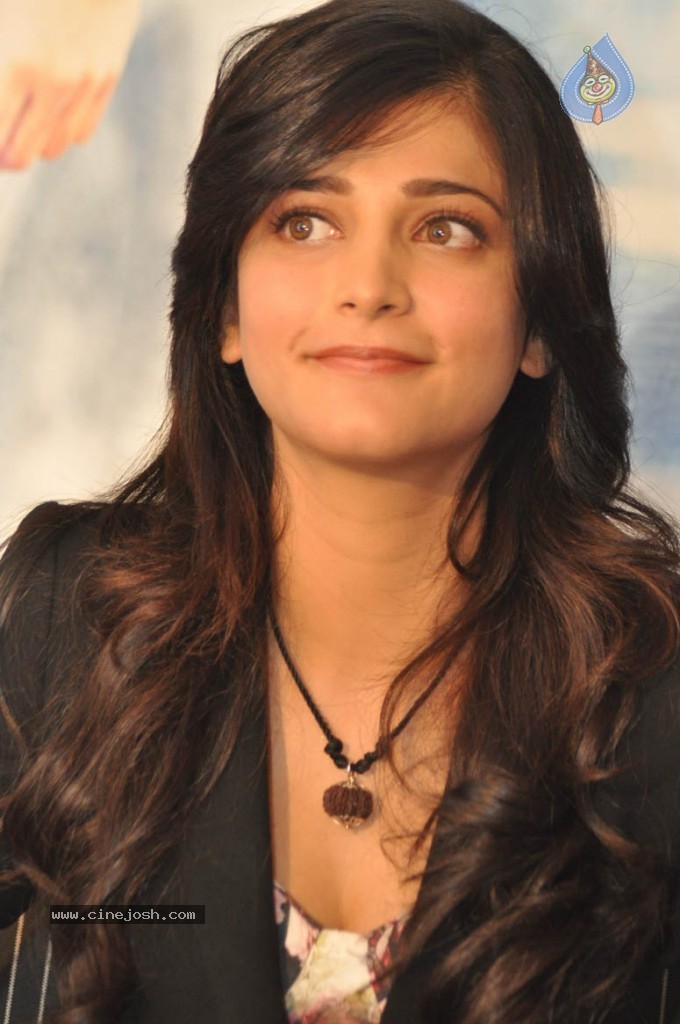 Shruthi Hassan New Stills - 77 / 78 photos