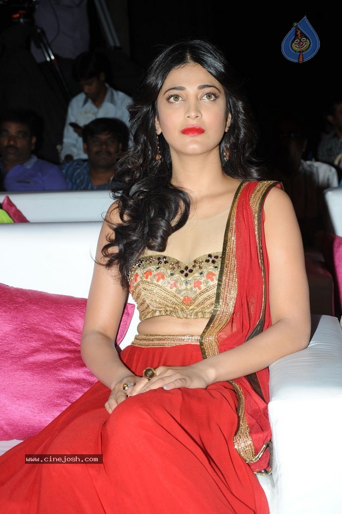 Shruti Haasan at Pooja Audio Launch - 27 / 152 photos