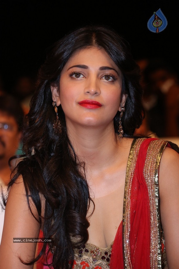 Shruti Haasan at Pooja Audio Launch - 32 / 152 photos