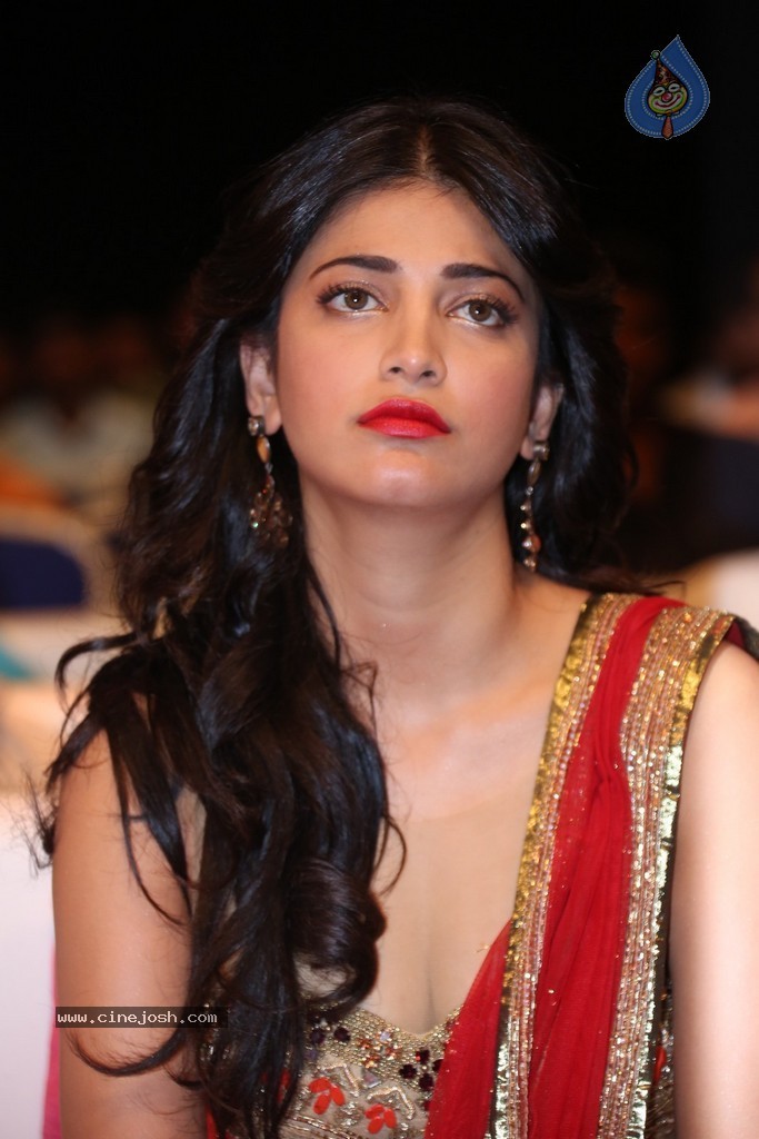 Shruti Haasan at Pooja Audio Launch - 38 / 152 photos