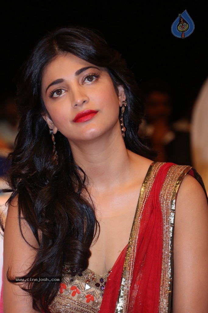 Shruti Haasan at Pooja Audio Launch - 40 / 152 photos