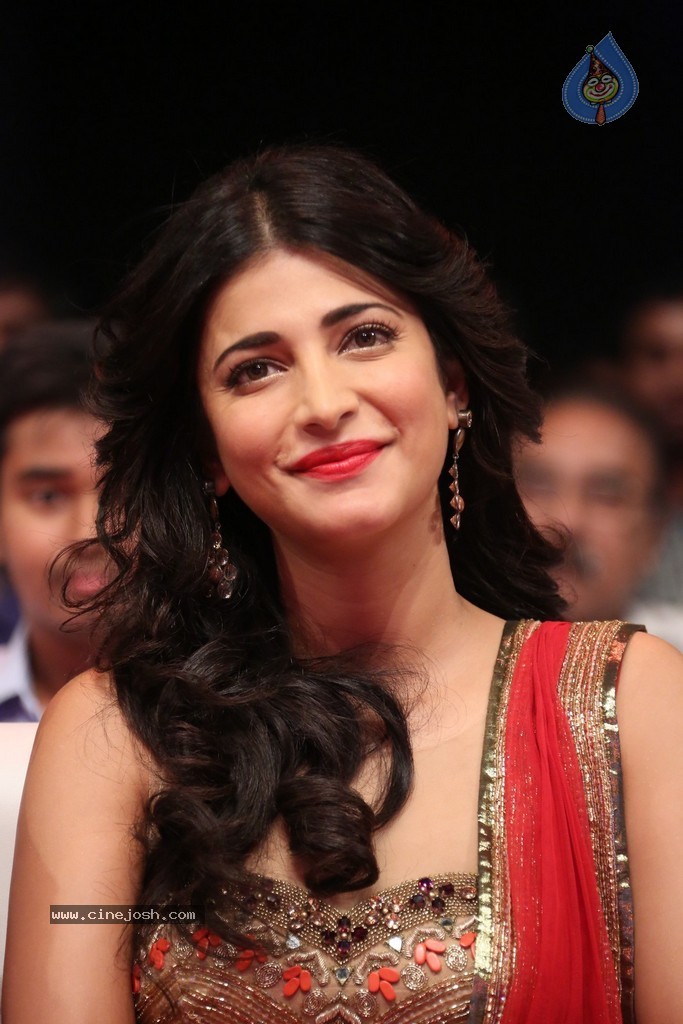 Shruti Haasan at Pooja Audio Launch - 52 / 152 photos