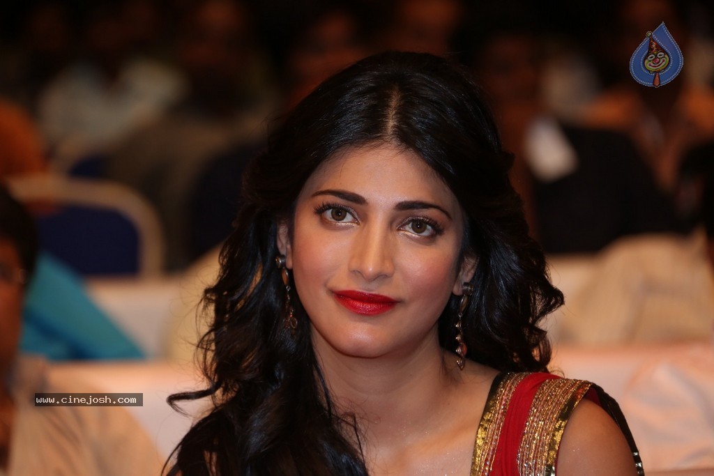 Shruti Haasan at Pooja Audio Launch - 53 / 152 photos