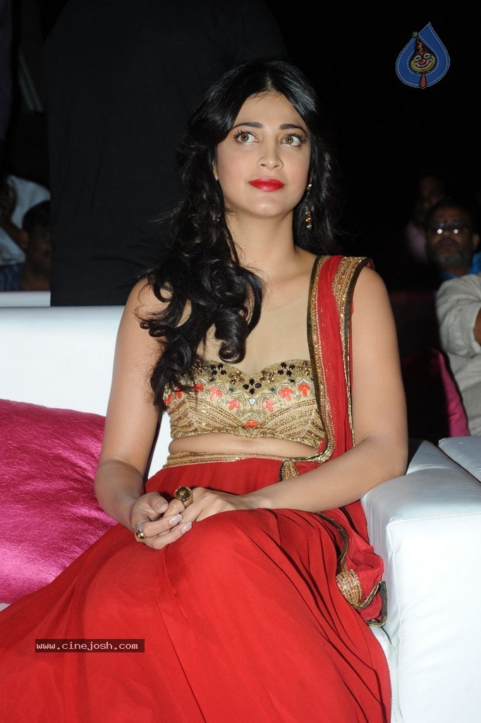 Shruti Haasan at Pooja Audio Launch - 57 / 152 photos
