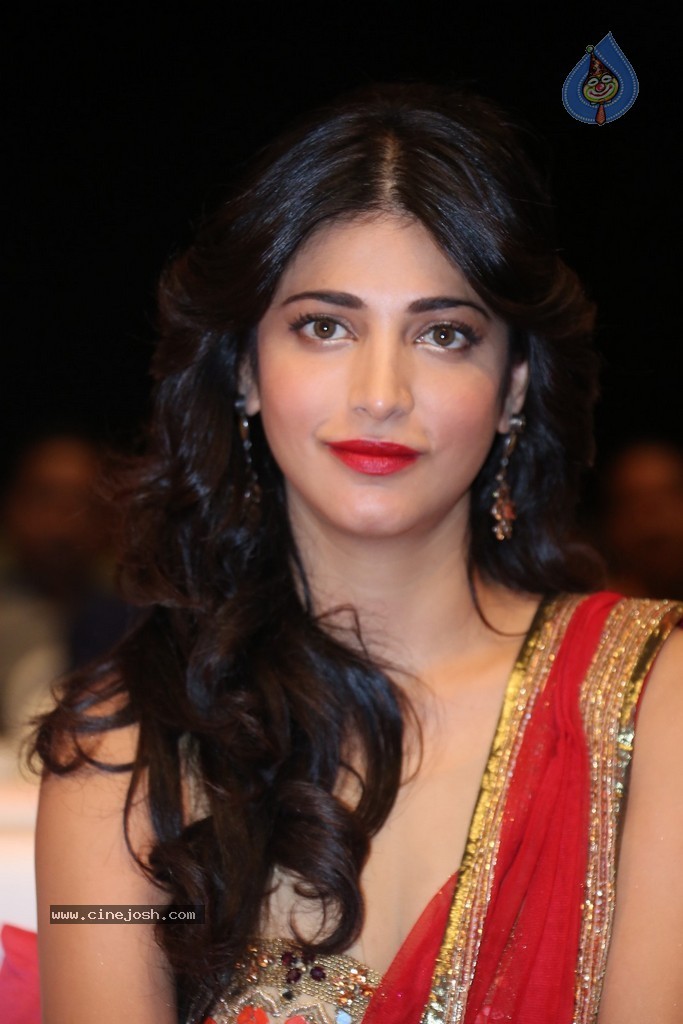 Shruti Haasan at Pooja Audio Launch - 61 / 152 photos