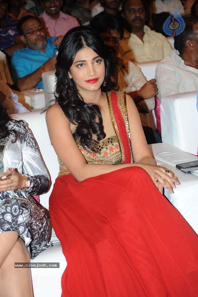 Shruti Haasan at Pooja Audio Launch - 72 / 152 photos
