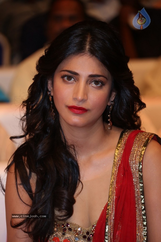 Shruti Haasan at Pooja Audio Launch - 81 / 152 photos