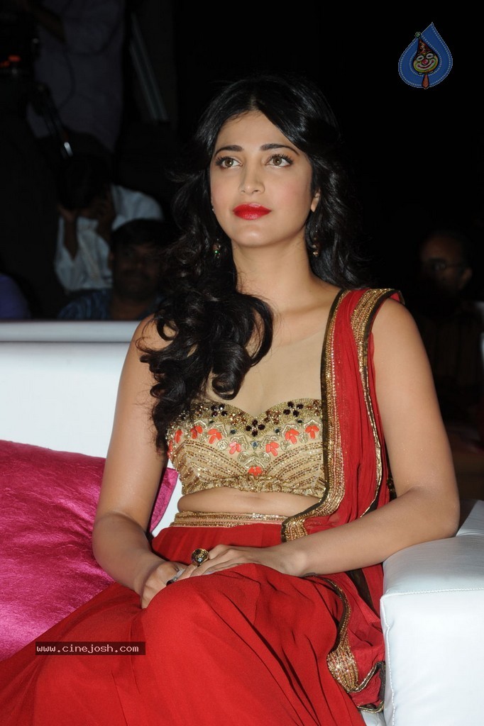 Shruti Haasan at Pooja Audio Launch - 89 / 152 photos