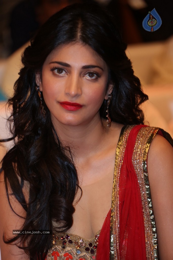 Shruti Haasan at Pooja Audio Launch - 98 / 152 photos
