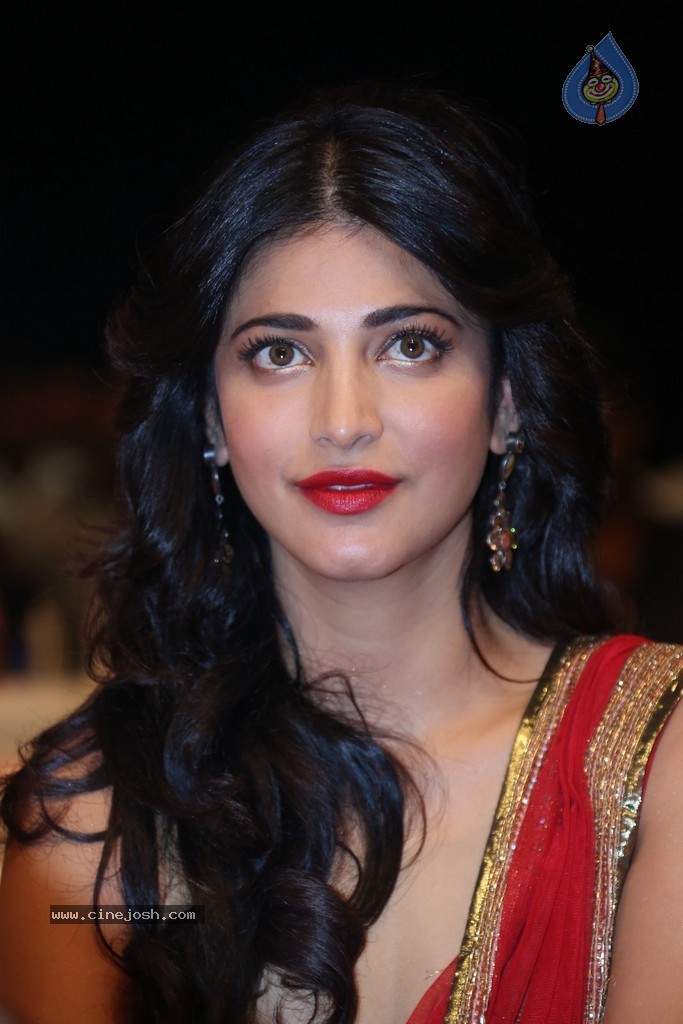 Shruti Haasan at Pooja Audio Launch - 107 / 152 photos