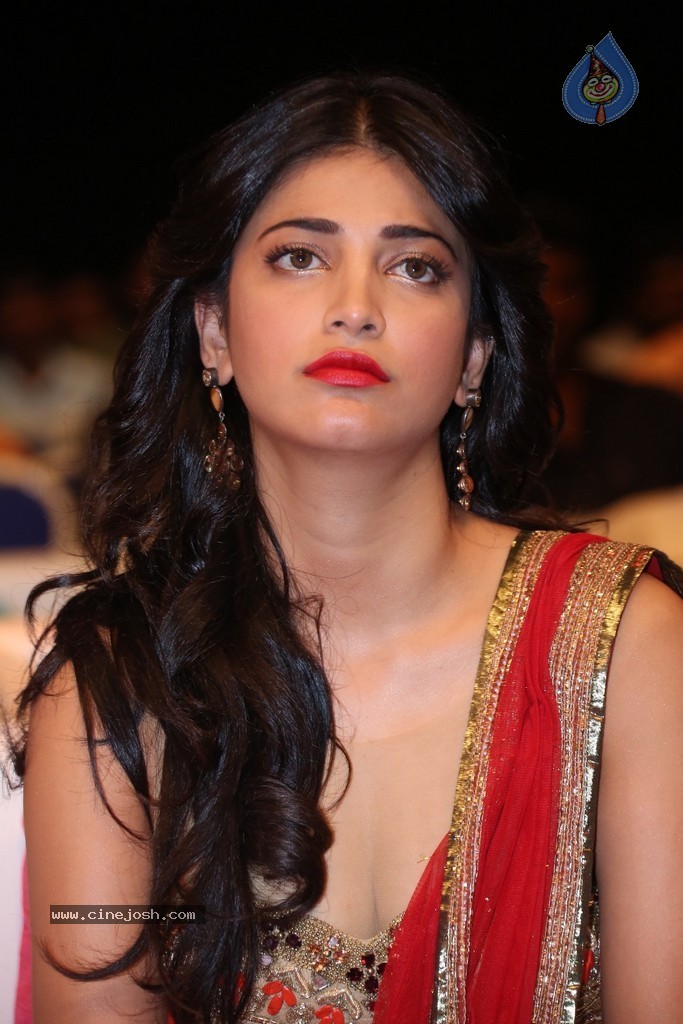 Shruti Haasan at Pooja Audio Launch - 108 / 152 photos